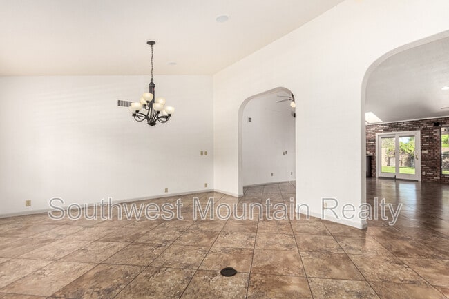 Building Photo - 2020 W Natal Cir