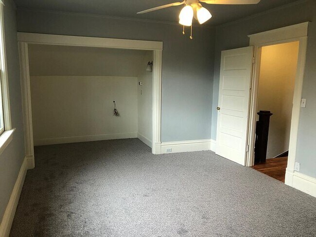 Building Photo - 1422 SE 34th Ave