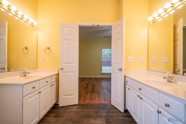 Building Photo - 216 Horseshoe Bend N