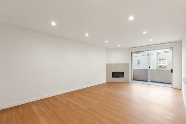 Building Photo - Beverly Hills Prime Location - 2 bed 2.5 bathroom