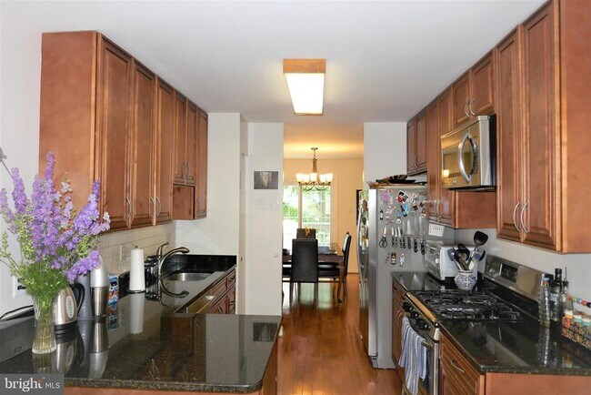 Building Photo - 703 Twin Holly Ln