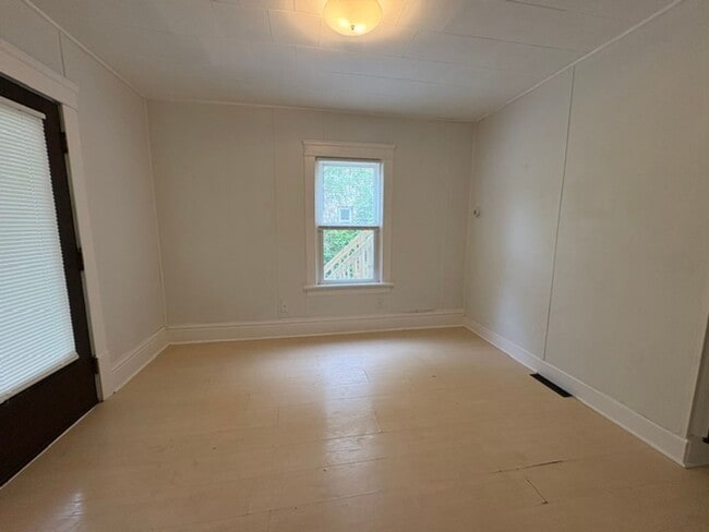 Building Photo - 325 Para Ave