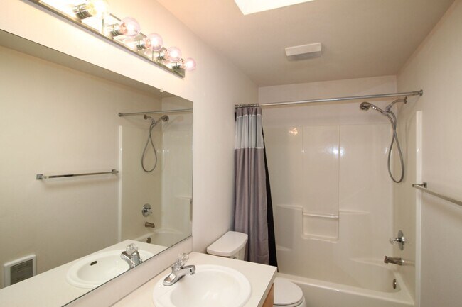 Building Photo - 2 Bed 1 Bath - Dog Friendly - Ideal Location - Windjammer Park