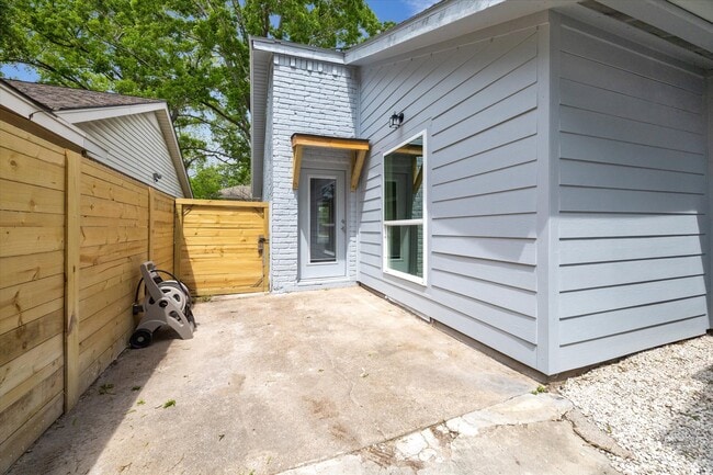 Building Photo - 9319 Carousel Ln