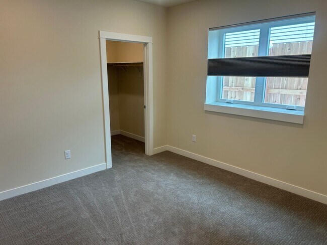 Building Photo - 2Br 2Full Baths and 2 walk in closets-privacy and space. Move in special $500 off first full mont...