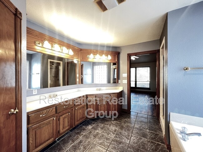 Building Photo - 113 S Mustang Rd