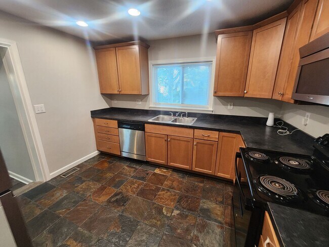 Building Photo - Updated 3 bedroom 1.5 home great for enter...