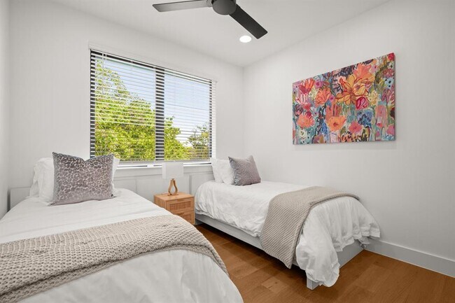 Building Photo - 1006 Winsted Ln