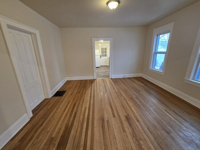 Building Photo - 804 E Division St