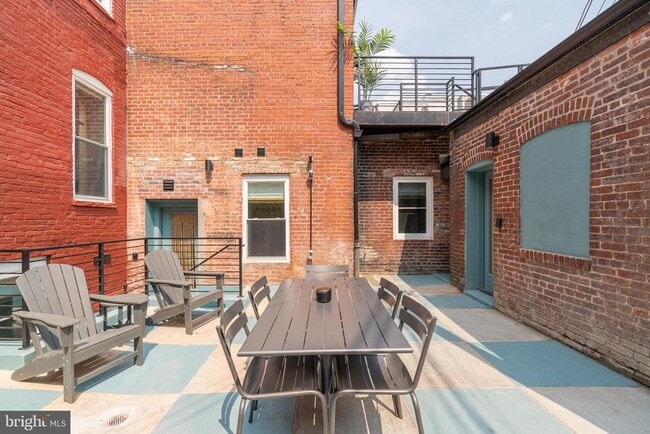 Building Photo - 711 G St SE