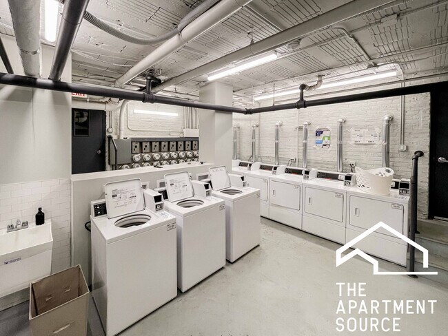 Building Photo - 512 W Cornelia Ave