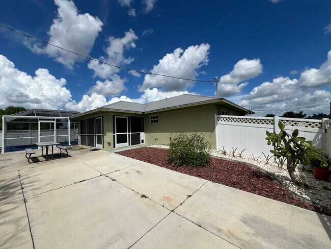 Building Photo - ($2,195) * ANNUAL ** Pool ** 3 Bed / 2 Bath - Harbor Heights  ** Single Family Home