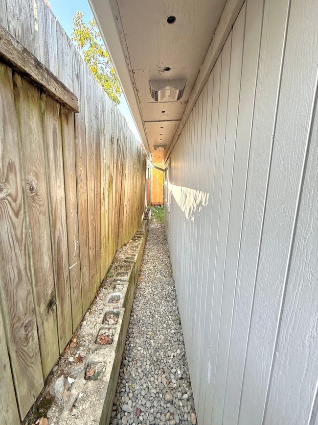 Building Photo - Charming 2-Bed, 1-Bath White Center Home