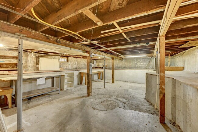 Building Photo - $1,750.00 - 2 Bedrooms, 1 Bathroom, Single...