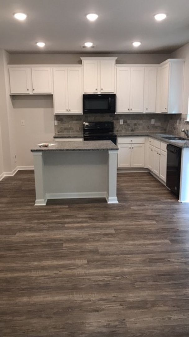 Building Photo - NEWISH 4 Bedroom Single Family Home in Ellenwood!