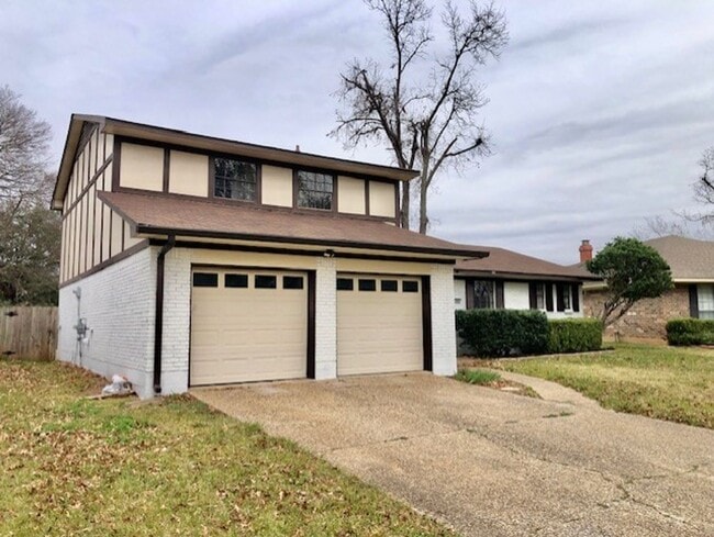 Building Photo - UPDATED IN TOWN SOUTH-LARGE 4/3 BRICK HOME-VERY NICE