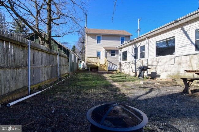 Building Photo - 1071 W Bristol Rd