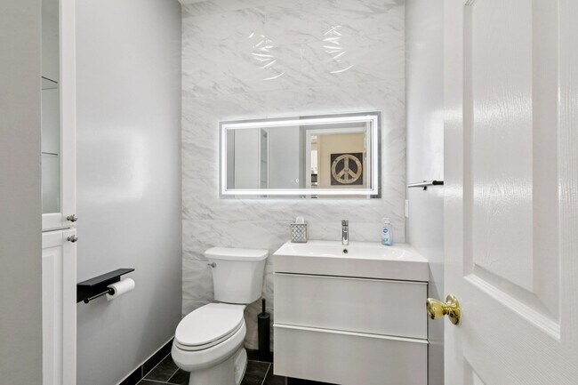 Building Photo - 273 Roslyn Ct