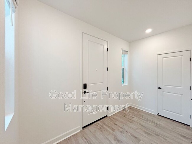 Building Photo - 820 Makani St