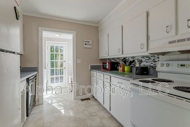 Building Photo - 4 Long Hill St