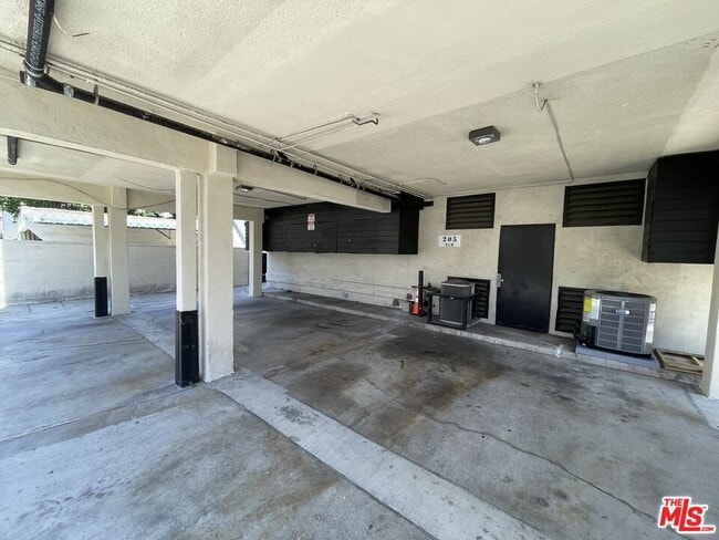 Building Photo - 205 S Elm Dr