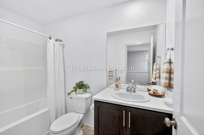 Building Photo - Recently Built Woodburn Townhome Featuring A/C