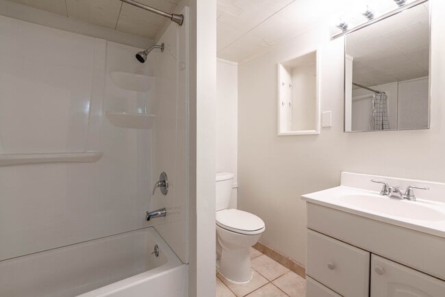 Building Photo - Spacious 2 Bed Basement Apartment