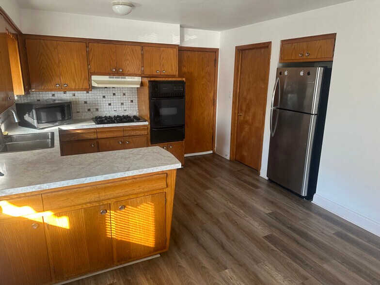 Building Photo - 5948 W 79th St