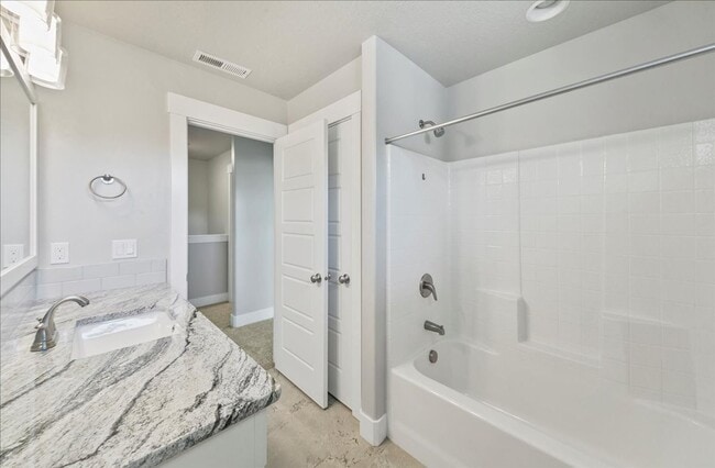 Building Photo - Eagle Townhome with Upscale Finishes!