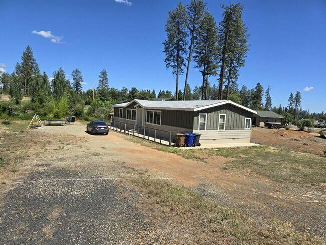 Building Photo - 3 bedroom, 2 bath, pet friendly home