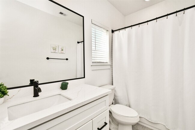 Building Photo - 208 N York St