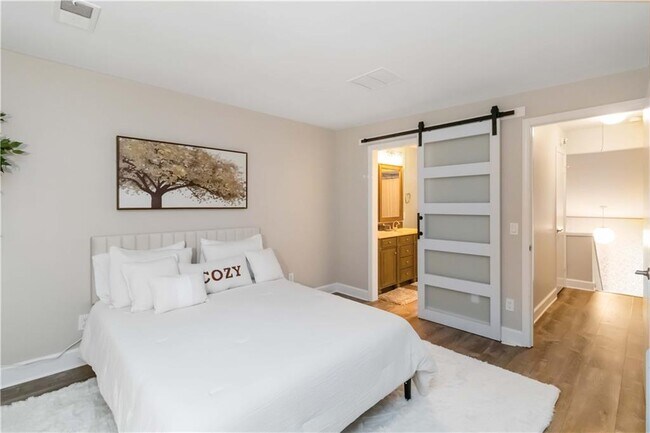 Building Photo - 1960 Variations Dr NE