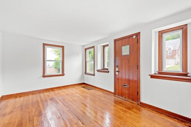 Building Photo - AVAILABLE SEPT 1st!! Check out this BEAUTIFUL & UPDATED home in Penn Hills!
