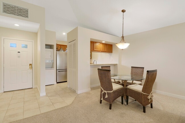 Building Photo - 706 Club Dr