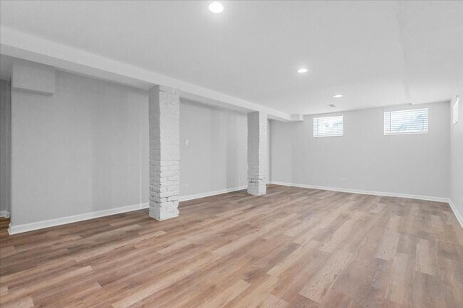 Building Photo - 2 bedroom in Chicago IL 60622
