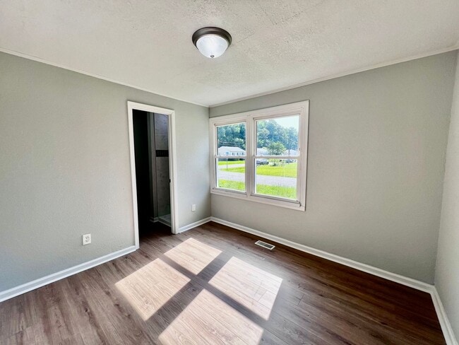 Building Photo - MOVE IN INCENTIVE: $500 FIRST FULL MONTHS ...