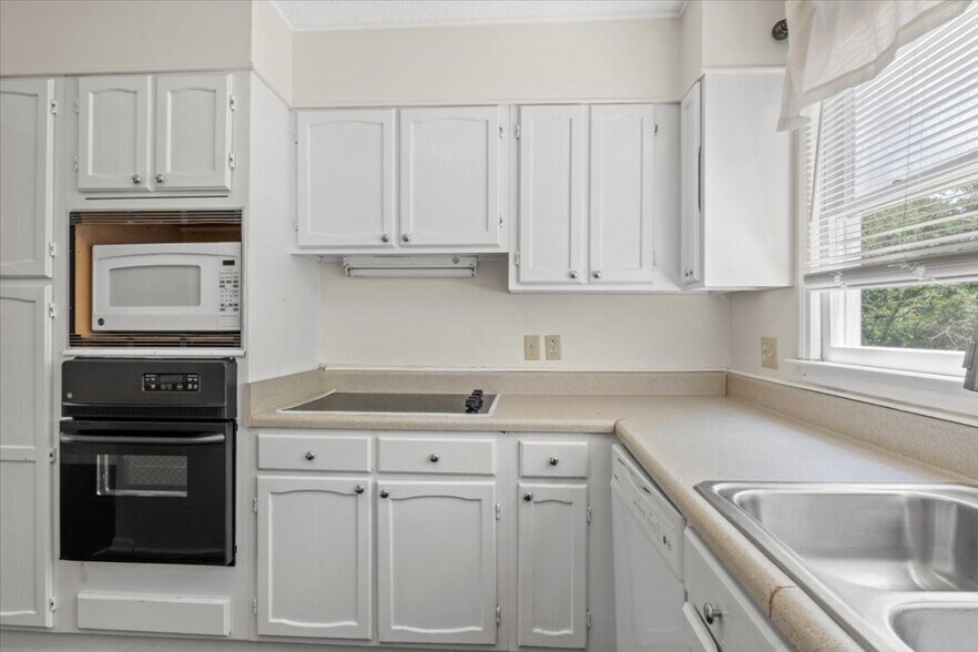 Building Photo - 488 Greenview Dr
