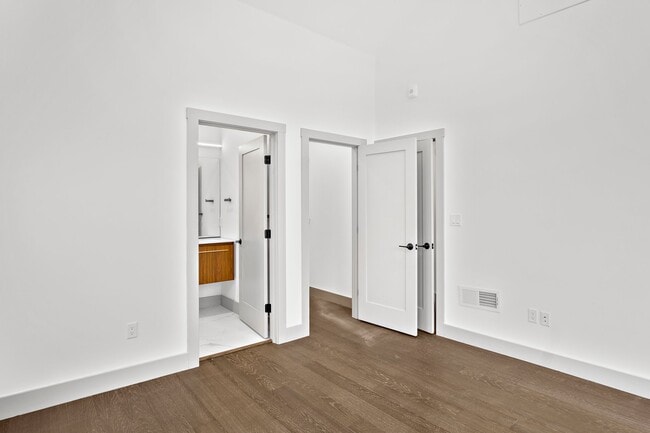 Building Photo - 127 E Cottage St