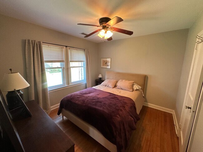 Building Photo - 3 BED | 1 BATH | SPACIOUS GATED BACKYARD |...