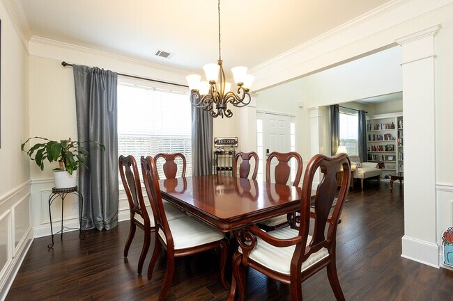 Building Photo - 301 Knowle Pl