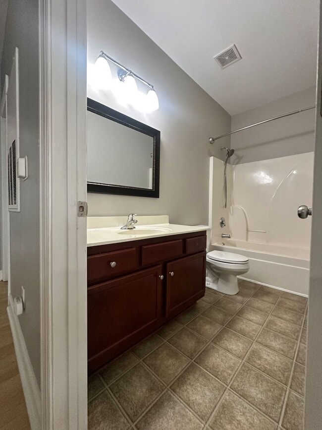 Building Photo - Available now! Lake-area living, 2 Bedroom Apartment