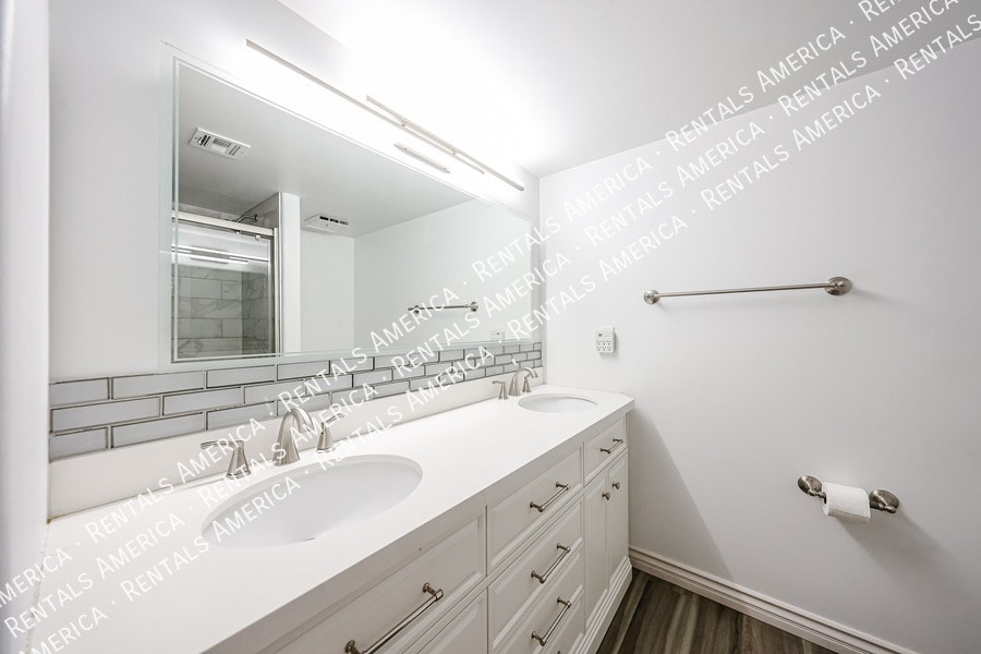 Building Photo - 1601 W Sunnyside Dr