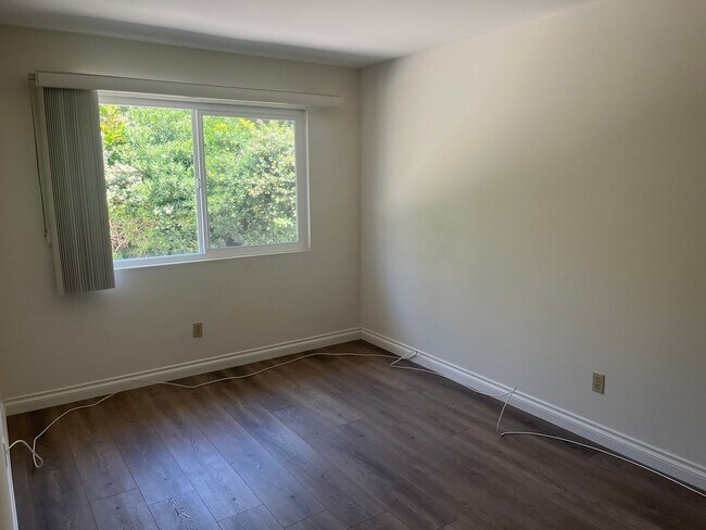 Building Photo - 2+bd/1ba Single Story Duplex Minutes Drive...