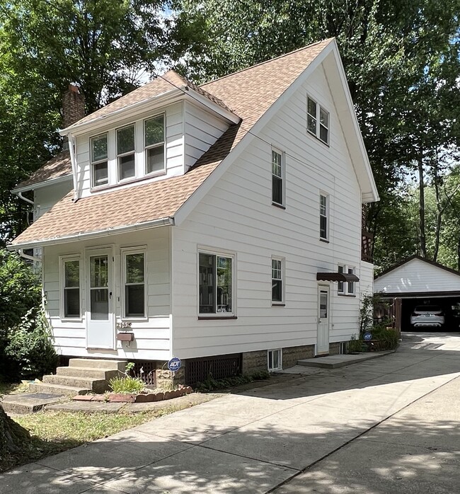 Two rooms for rent - 425 E Crain Ave