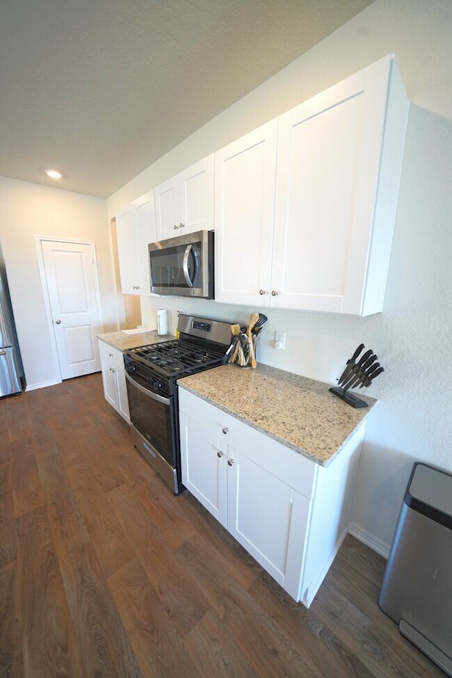 Building Photo - Like-New Home in Applewood Neighborhood. Realtor Commission: $600