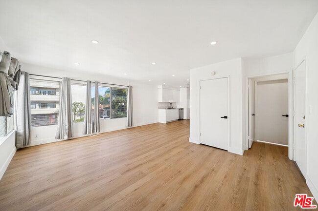 Building Photo - 919 S Sherbourne Dr