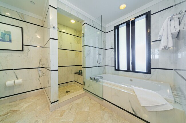 Building Photo - 4391 Collins Ave