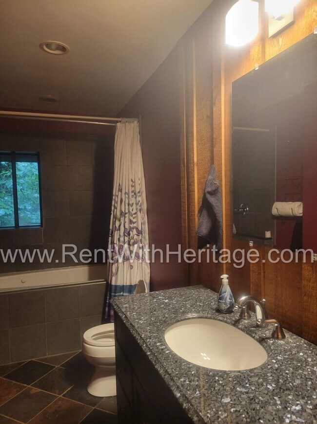 Building Photo - Charming Cabin Style Home on 1.3 Acres / F...