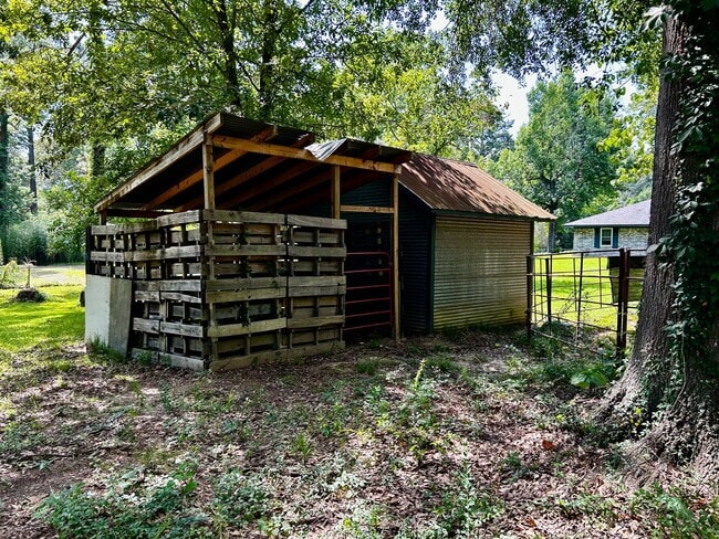 Building Photo - 204 East Rd