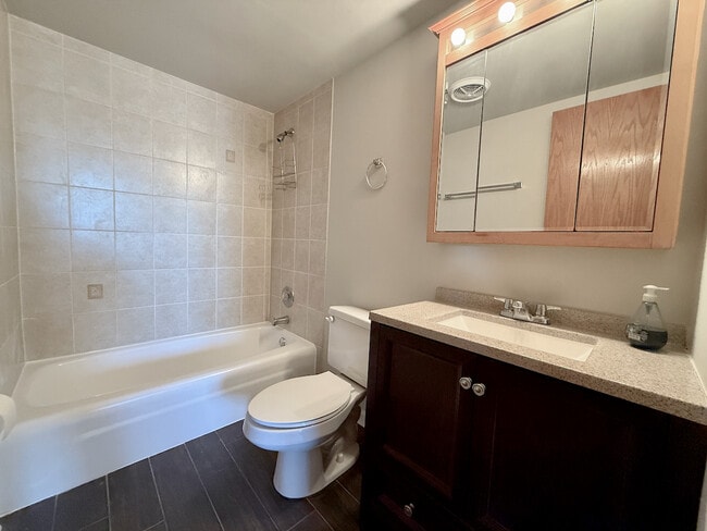 Building Photo - 4600 N Cumberland Ave